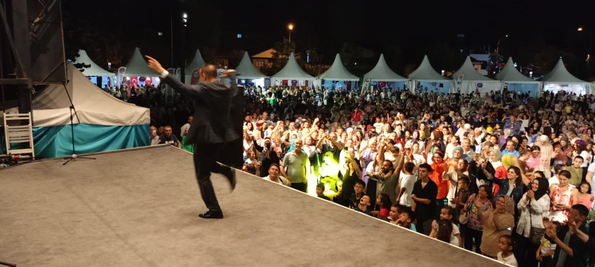 Oflu KADİR Sakarya Kültür Sanat Festivali kapsamında düzenlenen hemşeri buluşmaları Kafkas ve Karadeniz kültürünü Millet Bahçesinde Sakarya'yı Salladı, ( İŞTE GÜNÜN ÖNE ÇIKAN FOTOĞRAF KARELERİ )