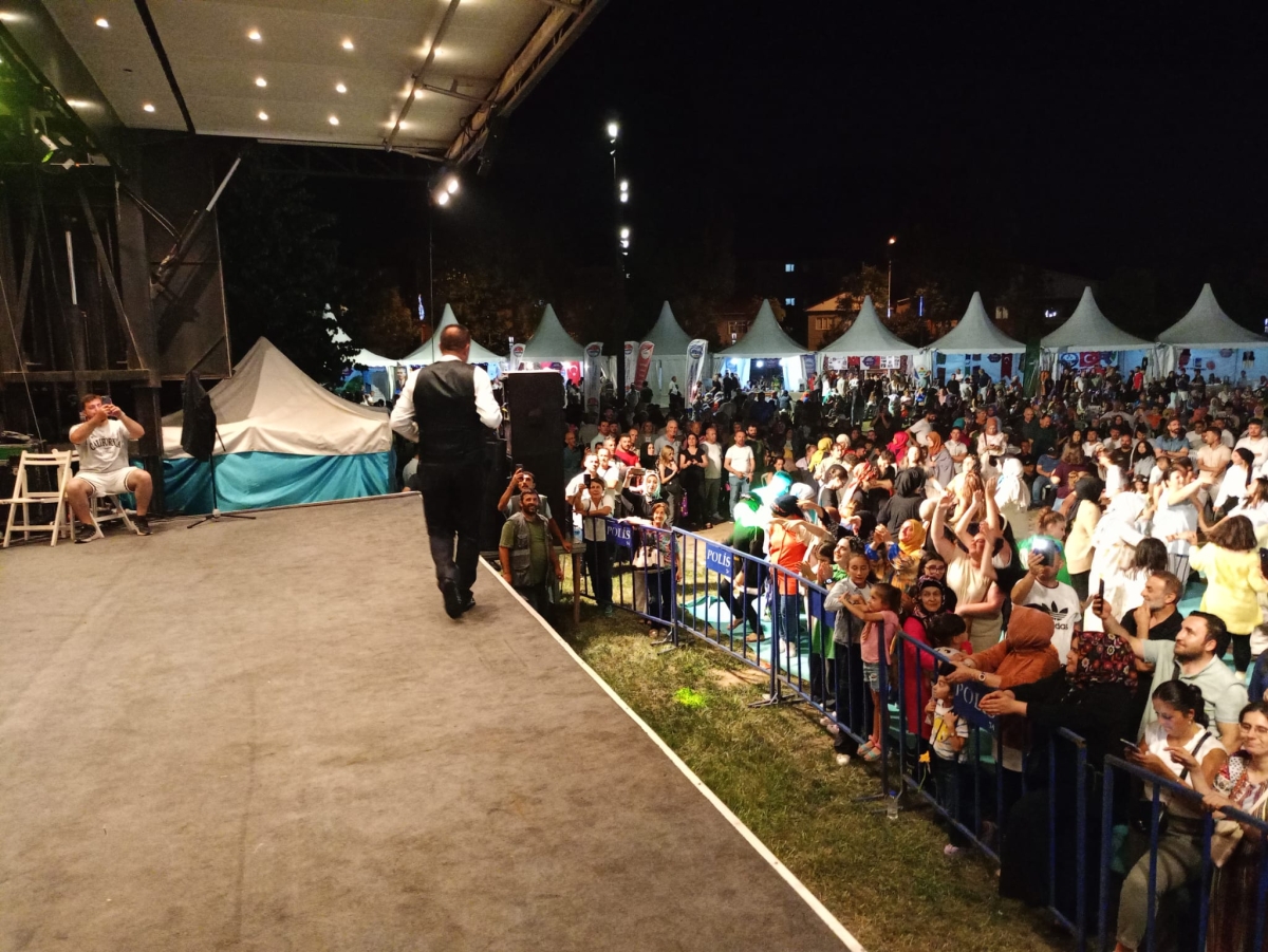 Oflu KADİR Sakarya Kültür Sanat Festivali kapsamında düzenlenen hemşeri buluşmaları Kafkas ve Karadeniz kültürünü Millet Bahçesinde Sakarya'yı Salladı, ( İŞTE GÜNÜN ÖNE ÇIKAN FOTOĞRAF KARELERİ )