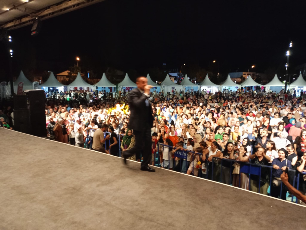 Oflu KADİR Sakarya Kültür Sanat Festivali kapsamında düzenlenen hemşeri buluşmaları Kafkas ve Karadeniz kültürünü Millet Bahçesinde Sakarya'yı Salladı, ( İŞTE GÜNÜN ÖNE ÇIKAN FOTOĞRAF KARELERİ )