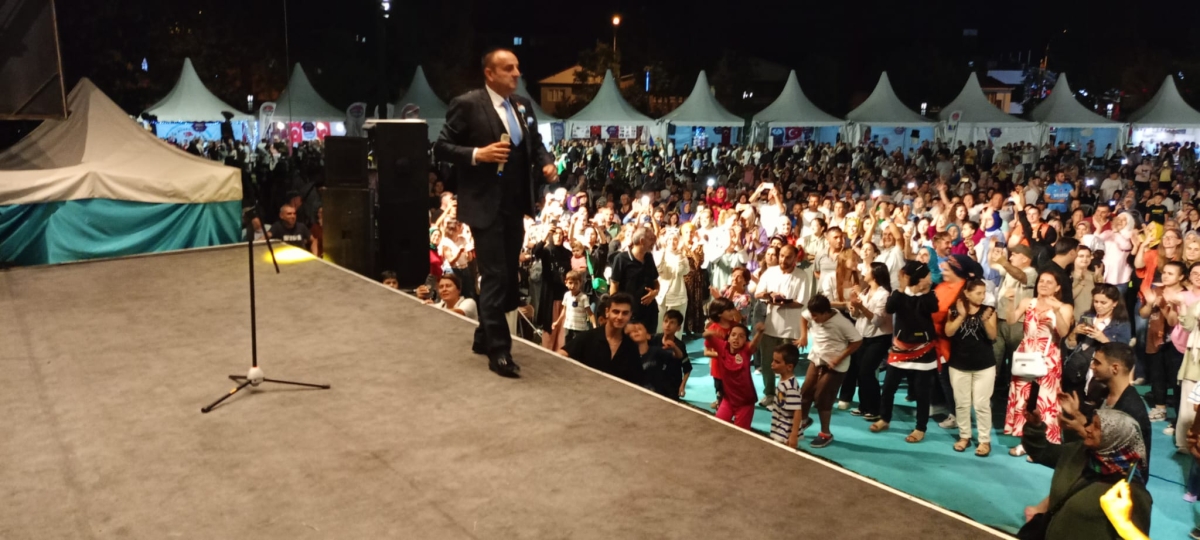 Oflu KADİR Sakarya Kültür Sanat Festivali kapsamında düzenlenen hemşeri buluşmaları Kafkas ve Karadeniz kültürünü Millet Bahçesinde Sakarya'yı Salladı, ( İŞTE GÜNÜN ÖNE ÇIKAN FOTOĞRAF KARELERİ )