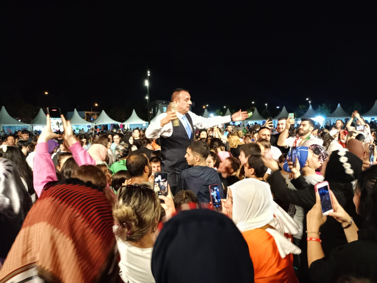 Oflu KADİR Sakarya Kültür Sanat Festivali kapsamında düzenlenen hemşeri buluşmaları Kafkas ve Karadeniz kültürünü Millet Bahçesinde Sakarya'yı Salladı, ( İŞTE GÜNÜN ÖNE ÇIKAN FOTOĞRAF KARELERİ )