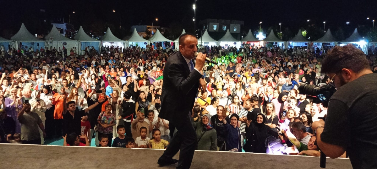 Oflu KADİR Sakarya Kültür Sanat Festivali kapsamında düzenlenen hemşeri buluşmaları Kafkas ve Karadeniz kültürünü Millet Bahçesinde Sakarya'yı Salladı, ( İŞTE GÜNÜN ÖNE ÇIKAN FOTOĞRAF KARELERİ )