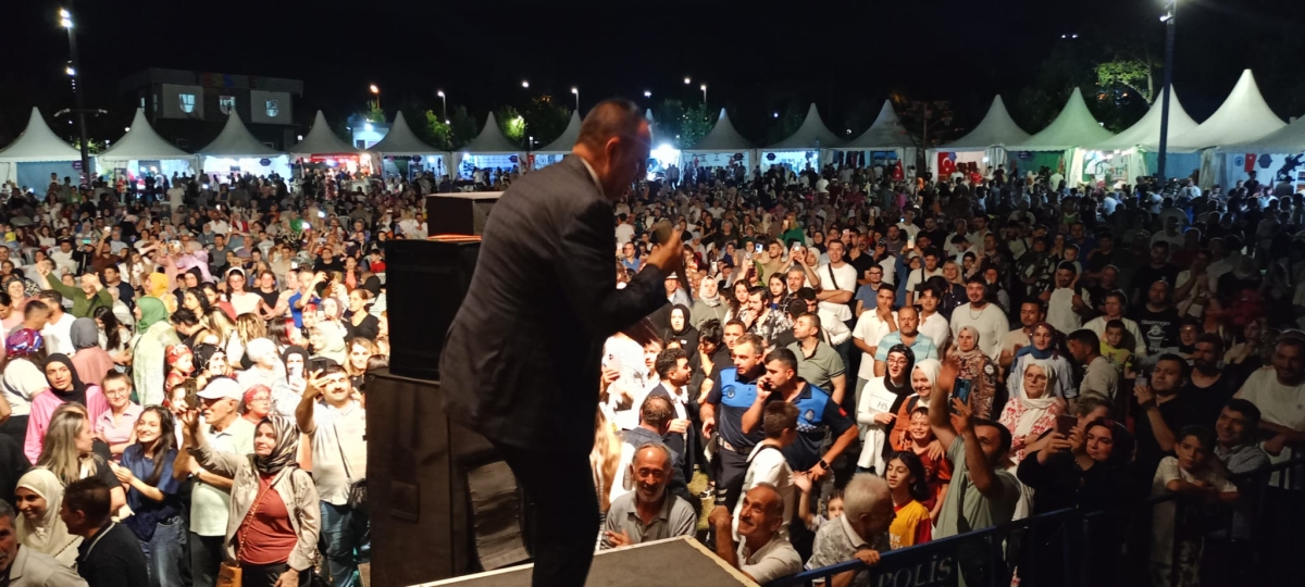 Oflu KADİR Sakarya Kültür Sanat Festivali kapsamında düzenlenen hemşeri buluşmaları Kafkas ve Karadeniz kültürünü Millet Bahçesinde Sakarya'yı Salladı, ( İŞTE GÜNÜN ÖNE ÇIKAN FOTOĞRAF KARELERİ )