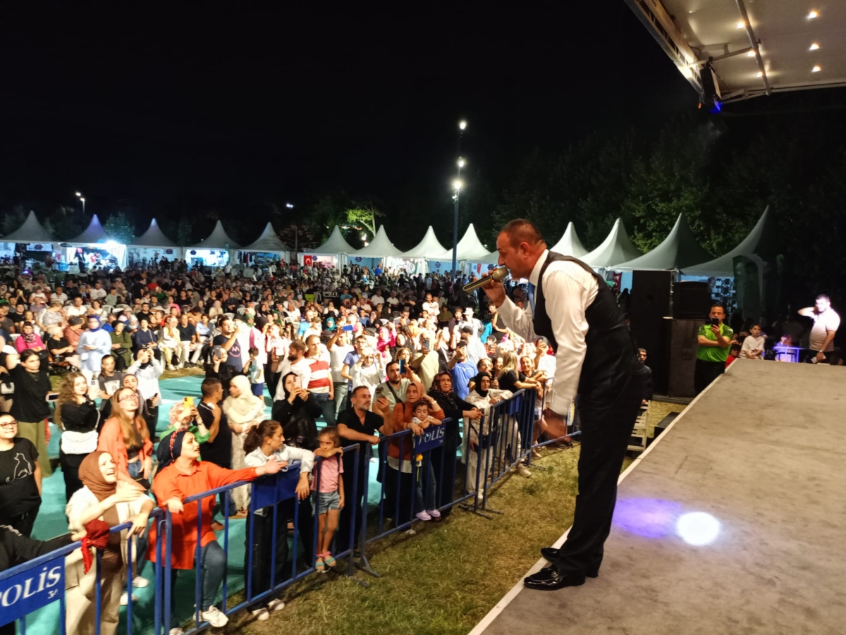 Oflu KADİR Sakarya Kültür Sanat Festivali kapsamında düzenlenen hemşeri buluşmaları Kafkas ve Karadeniz kültürünü Millet Bahçesinde Sakarya'yı Salladı, ( İŞTE GÜNÜN ÖNE ÇIKAN FOTOĞRAF KARELERİ )