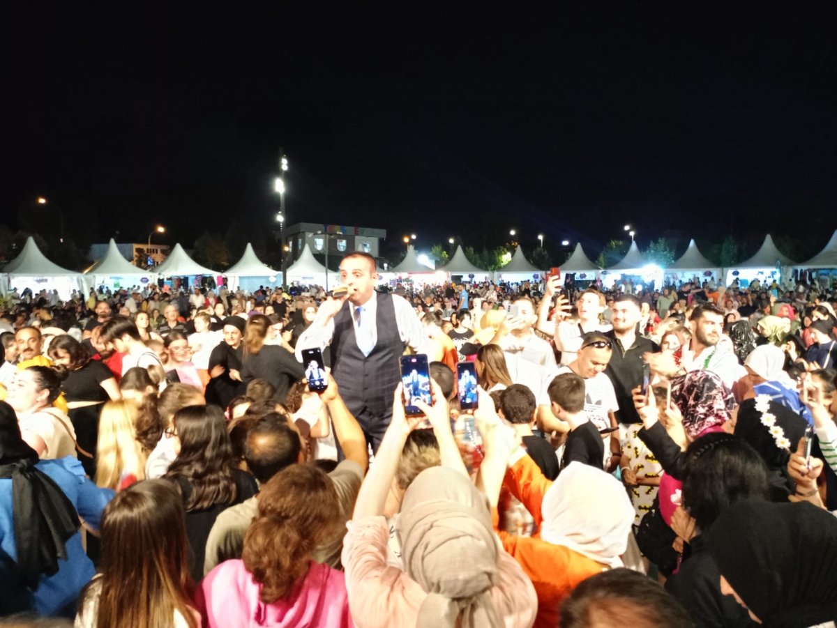 Oflu KADİR Sakarya Kültür Sanat Festivali kapsamında düzenlenen hemşeri buluşmaları Kafkas ve Karadeniz kültürünü Millet Bahçesinde Sakarya'yı Salladı, ( İŞTE GÜNÜN ÖNE ÇIKAN FOTOĞRAF KARELERİ )