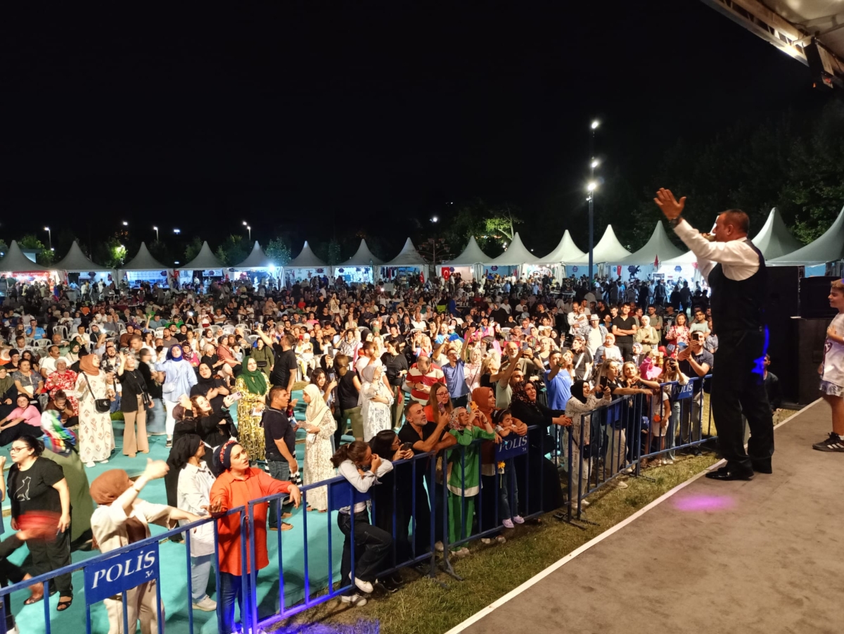 Oflu KADİR Sakarya Kültür Sanat Festivali kapsamında düzenlenen hemşeri buluşmaları Kafkas ve Karadeniz kültürünü Millet Bahçesinde Sakarya'yı Salladı, ( İŞTE GÜNÜN ÖNE ÇIKAN FOTOĞRAF KARELERİ )