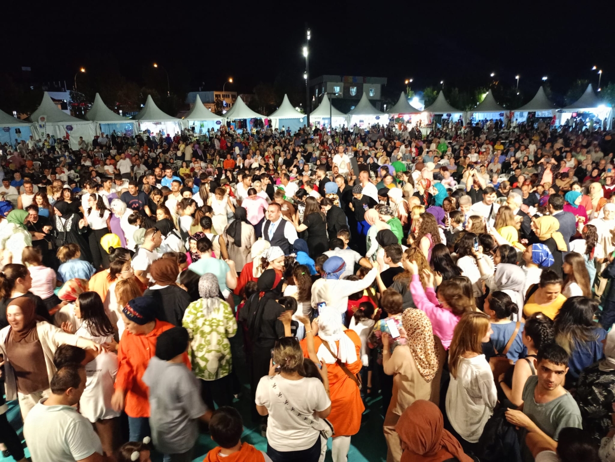 Oflu KADİR Sakarya Kültür Sanat Festivali kapsamında düzenlenen hemşeri buluşmaları Kafkas ve Karadeniz kültürünü Millet Bahçesinde Sakarya'yı Salladı, ( İŞTE GÜNÜN ÖNE ÇIKAN FOTOĞRAF KARELERİ )