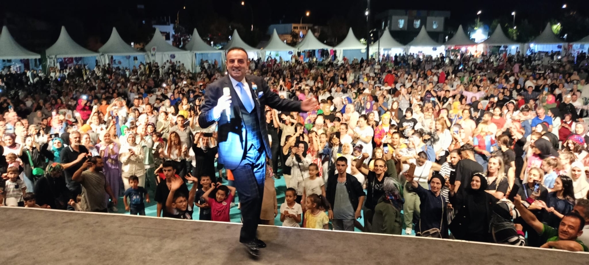 Oflu KADİR Sakarya Kültür Sanat Festivali kapsamında düzenlenen hemşeri buluşmaları Kafkas ve Karadeniz kültürünü Millet Bahçesinde Sakarya'yı Salladı, ( İŞTE GÜNÜN ÖNE ÇIKAN FOTOĞRAF KARELERİ )