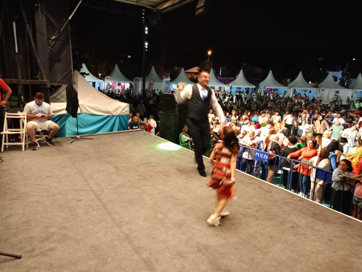 Oflu KADİR Sakarya Kültür Sanat Festivali kapsamında düzenlenen hemşeri buluşmaları Kafkas ve Karadeniz kültürünü Millet Bahçesinde Sakarya'yı Salladı, ( İŞTE GÜNÜN ÖNE ÇIKAN FOTOĞRAF KARELERİ )
