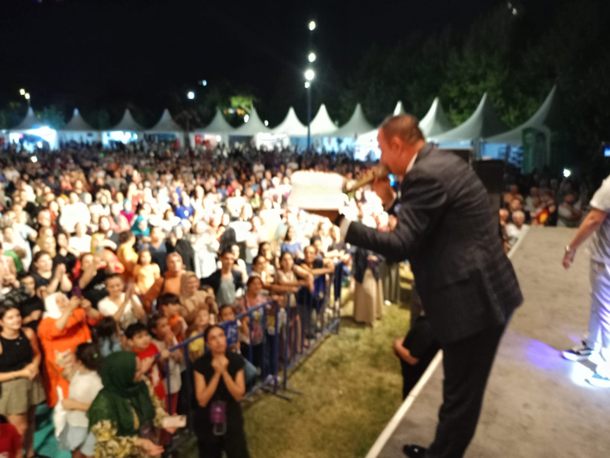 Oflu KADİR Sakarya Kültür Sanat Festivali kapsamında düzenlenen hemşeri buluşmaları Kafkas ve Karadeniz kültürünü Millet Bahçesinde Sakarya'yı Salladı, ( İŞTE GÜNÜN ÖNE ÇIKAN FOTOĞRAF KARELERİ )