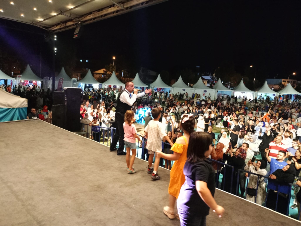 Oflu KADİR Sakarya Kültür Sanat Festivali kapsamında düzenlenen hemşeri buluşmaları Kafkas ve Karadeniz kültürünü Millet Bahçesinde Sakarya'yı Salladı, ( İŞTE GÜNÜN ÖNE ÇIKAN FOTOĞRAF KARELERİ )