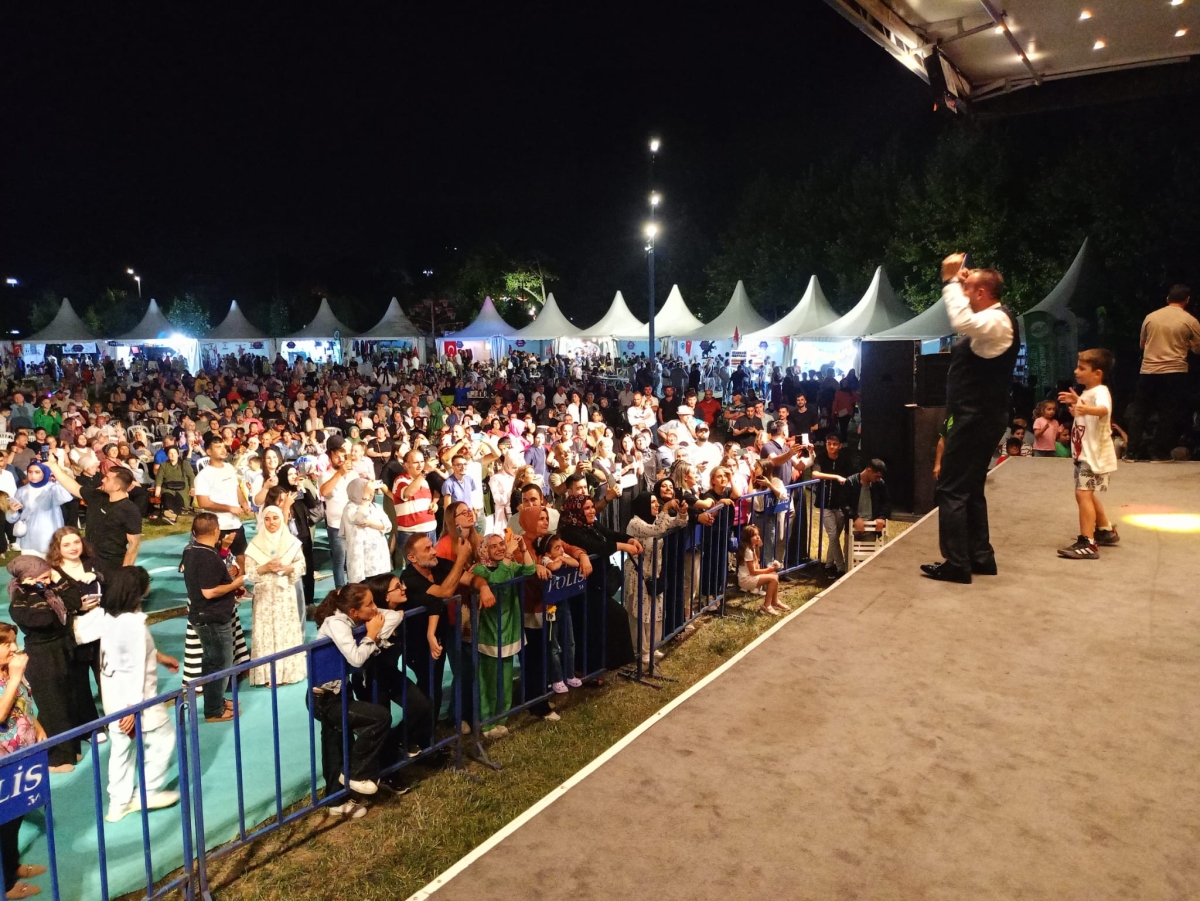 Oflu KADİR Sakarya Kültür Sanat Festivali kapsamında düzenlenen hemşeri buluşmaları Kafkas ve Karadeniz kültürünü Millet Bahçesinde Sakarya'yı Salladı, ( İŞTE GÜNÜN ÖNE ÇIKAN FOTOĞRAF KARELERİ )