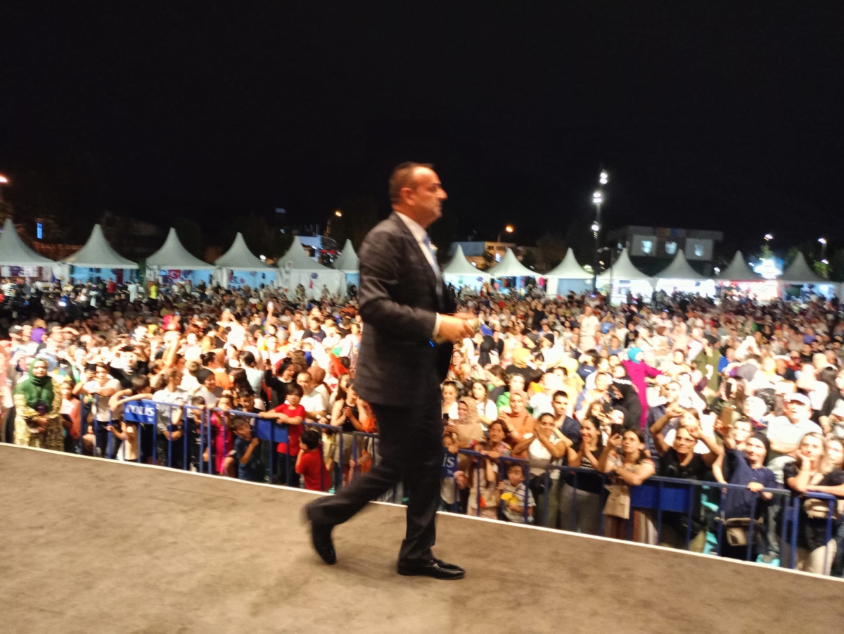 Oflu KADİR Sakarya Kültür Sanat Festivali kapsamında düzenlenen hemşeri buluşmaları Kafkas ve Karadeniz kültürünü Millet Bahçesinde Sakarya'yı Salladı, ( İŞTE GÜNÜN ÖNE ÇIKAN FOTOĞRAF KARELERİ )