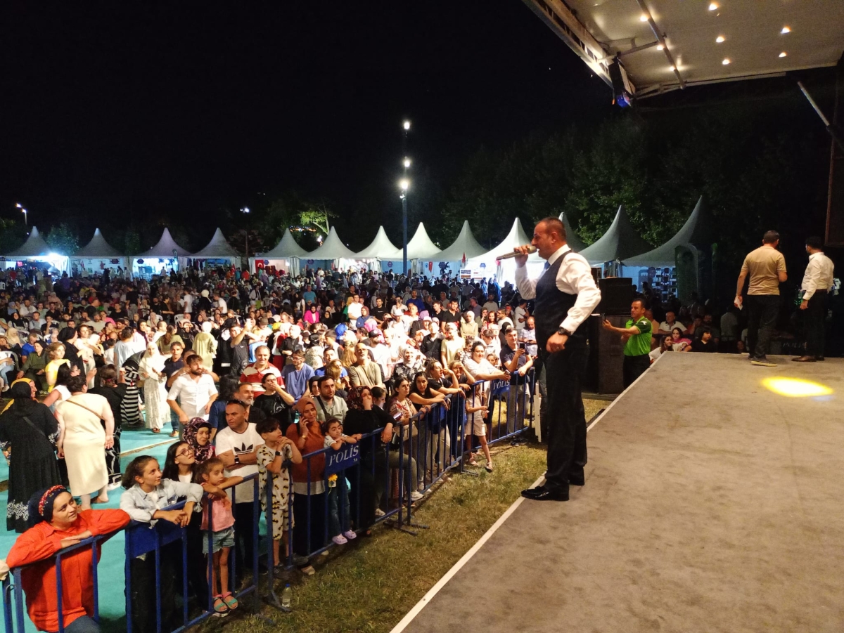 Oflu KADİR Sakarya Kültür Sanat Festivali kapsamında düzenlenen hemşeri buluşmaları Kafkas ve Karadeniz kültürünü Millet Bahçesinde Sakarya'yı Salladı, ( İŞTE GÜNÜN ÖNE ÇIKAN FOTOĞRAF KARELERİ )