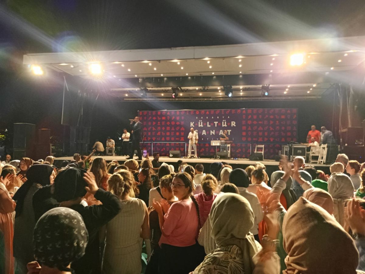 Oflu KADİR Sakarya Kültür Sanat Festivali kapsamında düzenlenen hemşeri buluşmaları Kafkas ve Karadeniz kültürünü Millet Bahçesinde Sakarya'yı Salladı, ( İŞTE GÜNÜN ÖNE ÇIKAN FOTOĞRAF KARELERİ )