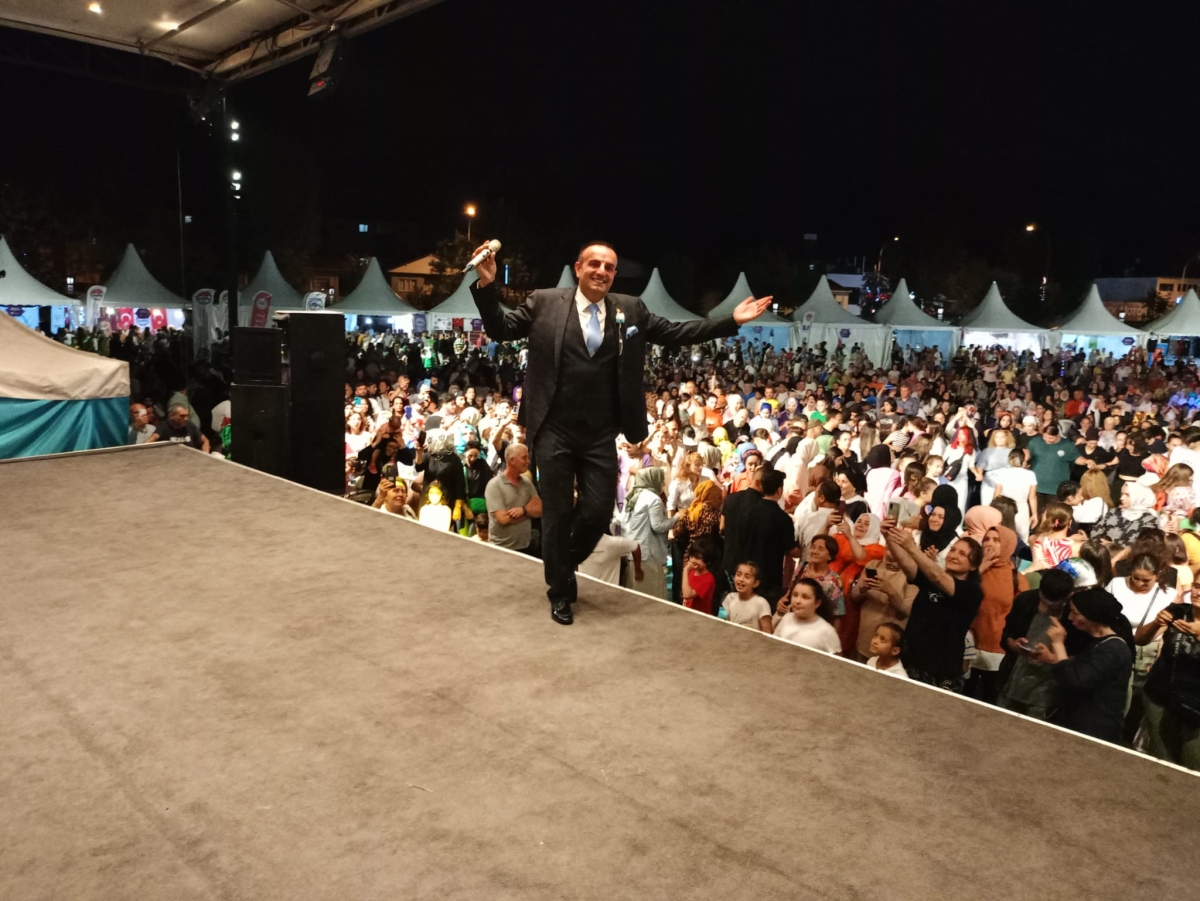 Oflu KADİR Sakarya Kültür Sanat Festivali kapsamında düzenlenen hemşeri buluşmaları Kafkas ve Karadeniz kültürünü Millet Bahçesinde Sakarya'yı Salladı, ( İŞTE GÜNÜN ÖNE ÇIKAN FOTOĞRAF KARELERİ )