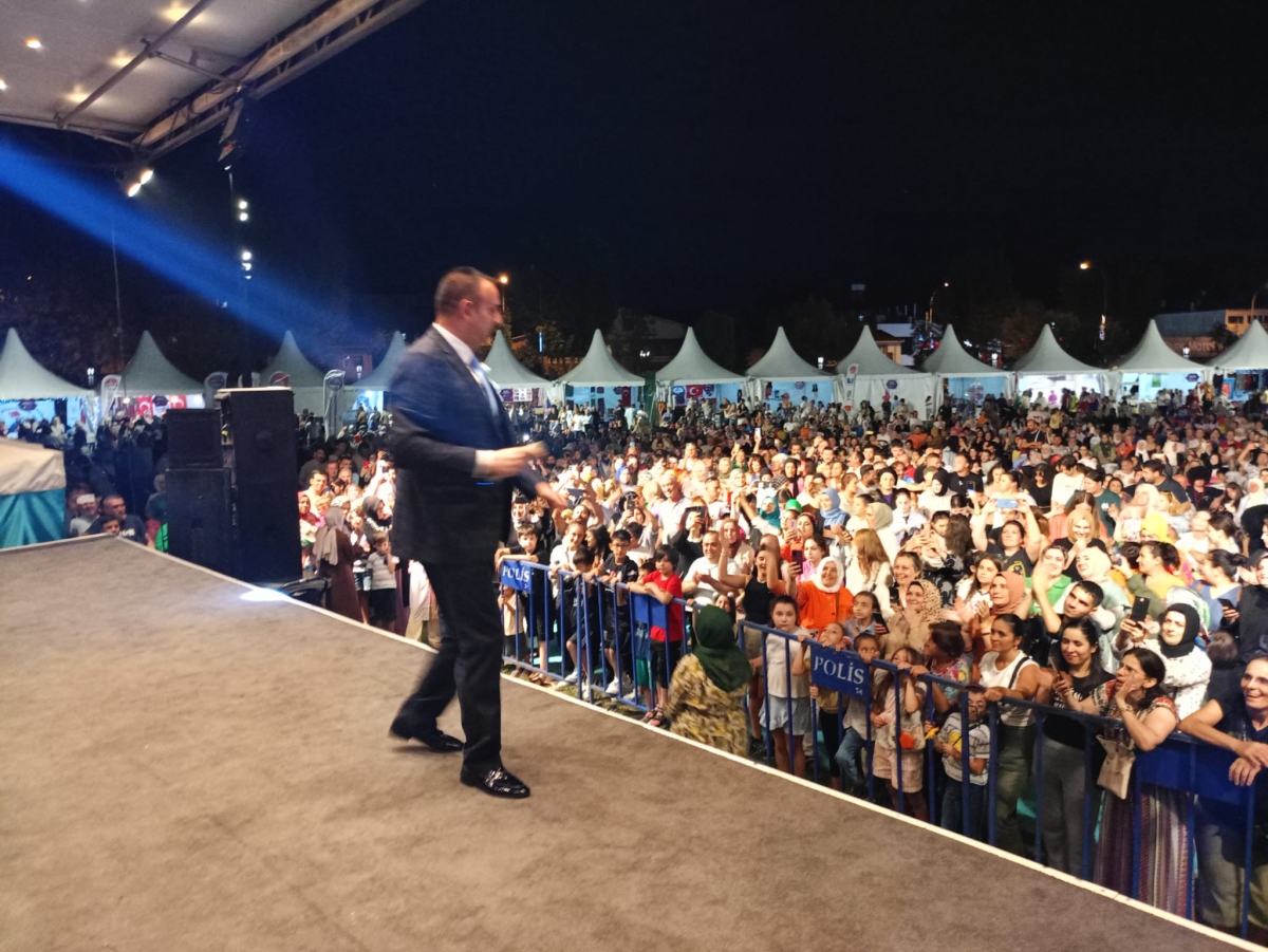 Oflu KADİR Sakarya Kültür Sanat Festivali kapsamında düzenlenen hemşeri buluşmaları Kafkas ve Karadeniz kültürünü Millet Bahçesinde Sakarya'yı Salladı, ( İŞTE GÜNÜN ÖNE ÇIKAN FOTOĞRAF KARELERİ )