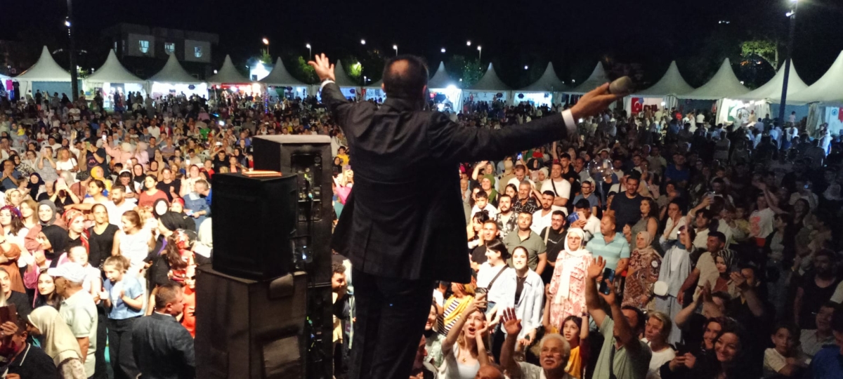 Oflu KADİR Sakarya Kültür Sanat Festivali kapsamında düzenlenen hemşeri buluşmaları Kafkas ve Karadeniz kültürünü Millet Bahçesinde Sakarya'yı Salladı, ( İŞTE GÜNÜN ÖNE ÇIKAN FOTOĞRAF KARELERİ )