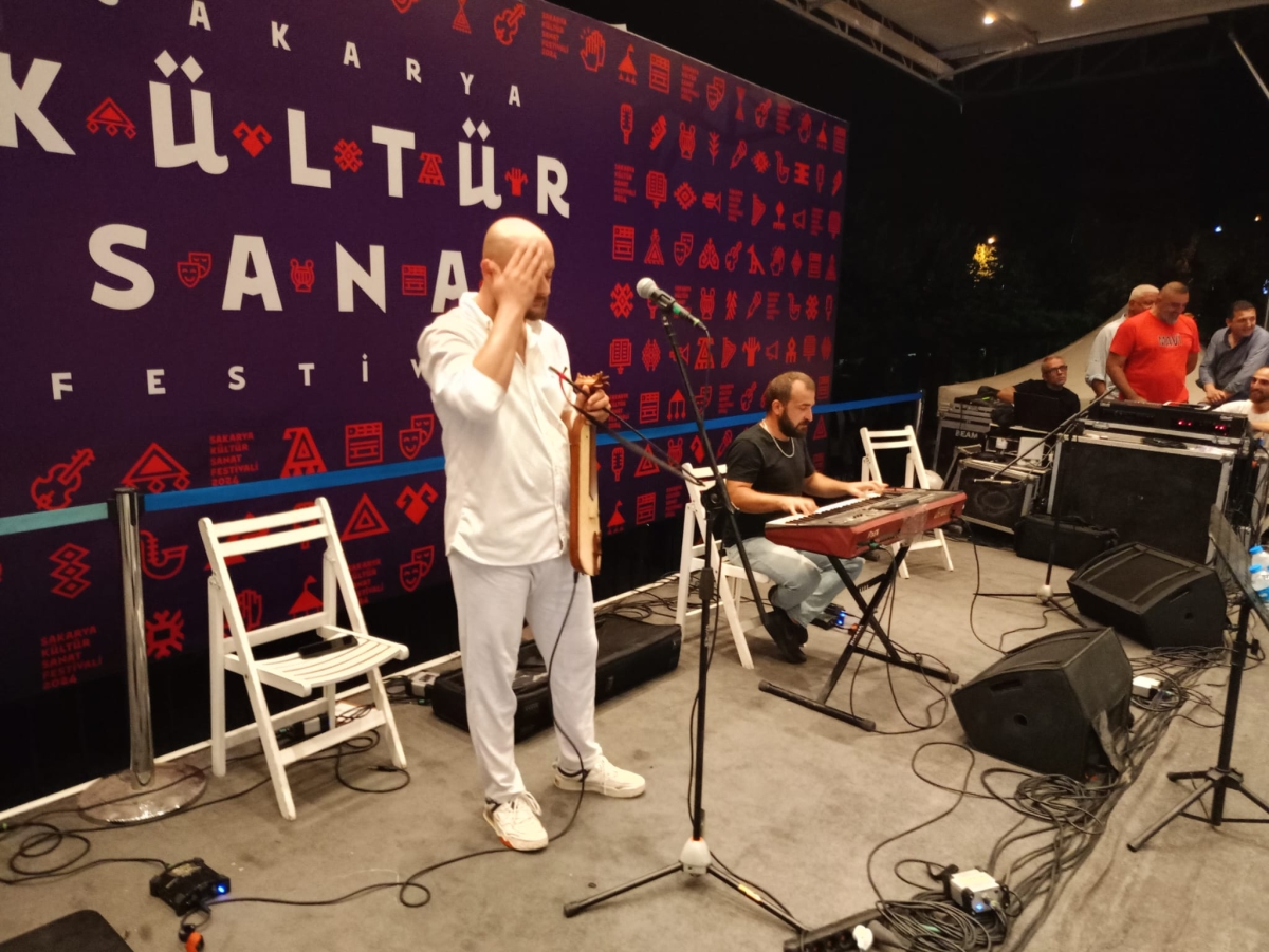 Oflu KADİR Sakarya Kültür Sanat Festivali kapsamında düzenlenen hemşeri buluşmaları Kafkas ve Karadeniz kültürünü Millet Bahçesinde Sakarya'yı Salladı, ( İŞTE GÜNÜN ÖNE ÇIKAN FOTOĞRAF KARELERİ )