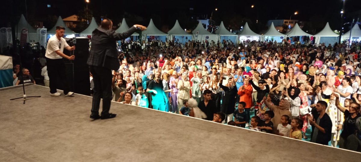 Oflu KADİR Sakarya Kültür Sanat Festivali kapsamında düzenlenen hemşeri buluşmaları Kafkas ve Karadeniz kültürünü Millet Bahçesinde Sakarya'yı Salladı, ( İŞTE GÜNÜN ÖNE ÇIKAN FOTOĞRAF KARELERİ )