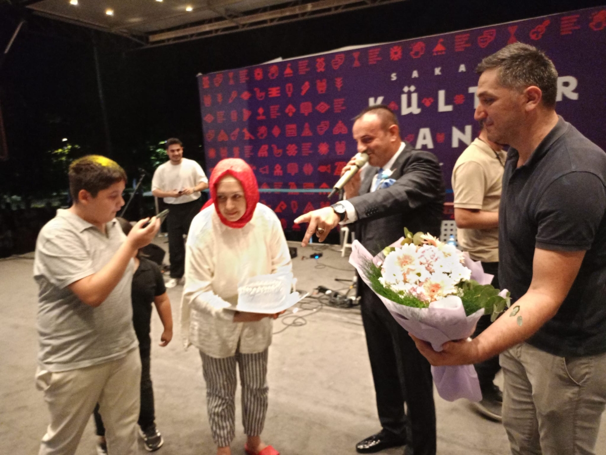 Oflu KADİR Sakarya Kültür Sanat Festivali kapsamında düzenlenen hemşeri buluşmaları Kafkas ve Karadeniz kültürünü Millet Bahçesinde Sakarya'yı Salladı, ( İŞTE GÜNÜN ÖNE ÇIKAN FOTOĞRAF KARELERİ )