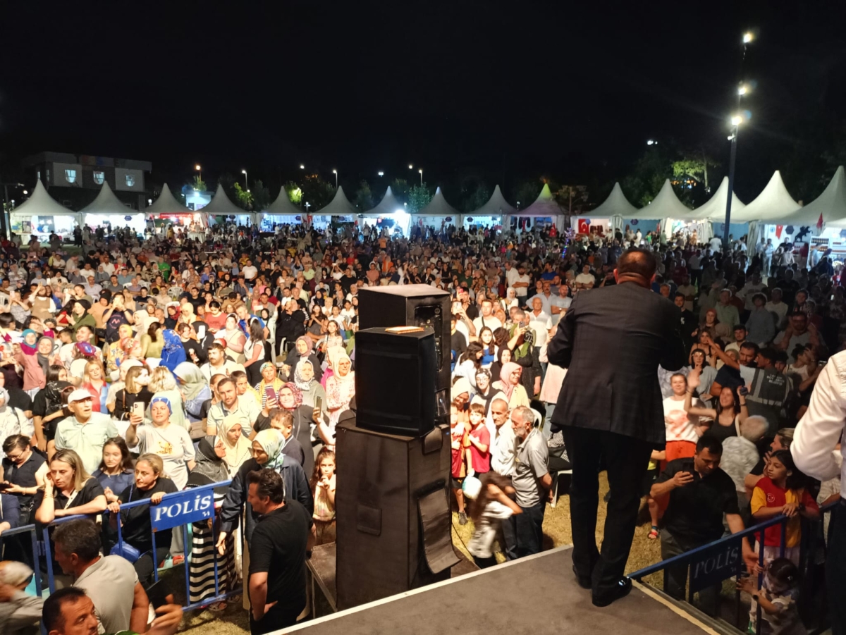 Oflu KADİR Sakarya Kültür Sanat Festivali kapsamında düzenlenen hemşeri buluşmaları Kafkas ve Karadeniz kültürünü Millet Bahçesinde Sakarya'yı Salladı, ( İŞTE GÜNÜN ÖNE ÇIKAN FOTOĞRAF KARELERİ )