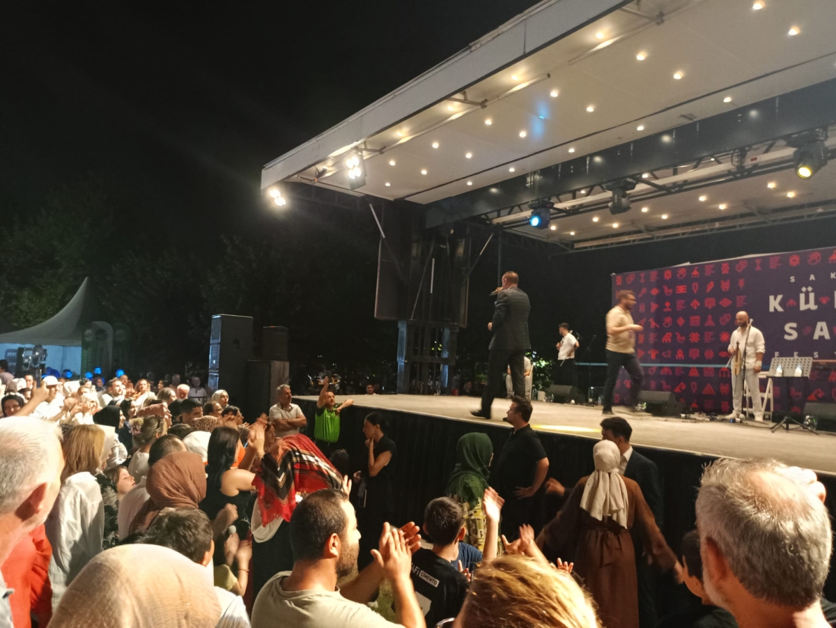 Oflu KADİR Sakarya Kültür Sanat Festivali kapsamında düzenlenen hemşeri buluşmaları Kafkas ve Karadeniz kültürünü Millet Bahçesinde Sakarya'yı Salladı, ( İŞTE GÜNÜN ÖNE ÇIKAN FOTOĞRAF KARELERİ )