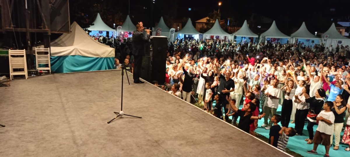 Oflu KADİR Sakarya Kültür Sanat Festivali kapsamında düzenlenen hemşeri buluşmaları Kafkas ve Karadeniz kültürünü Millet Bahçesinde Sakarya'yı Salladı, ( İŞTE GÜNÜN ÖNE ÇIKAN FOTOĞRAF KARELERİ )
