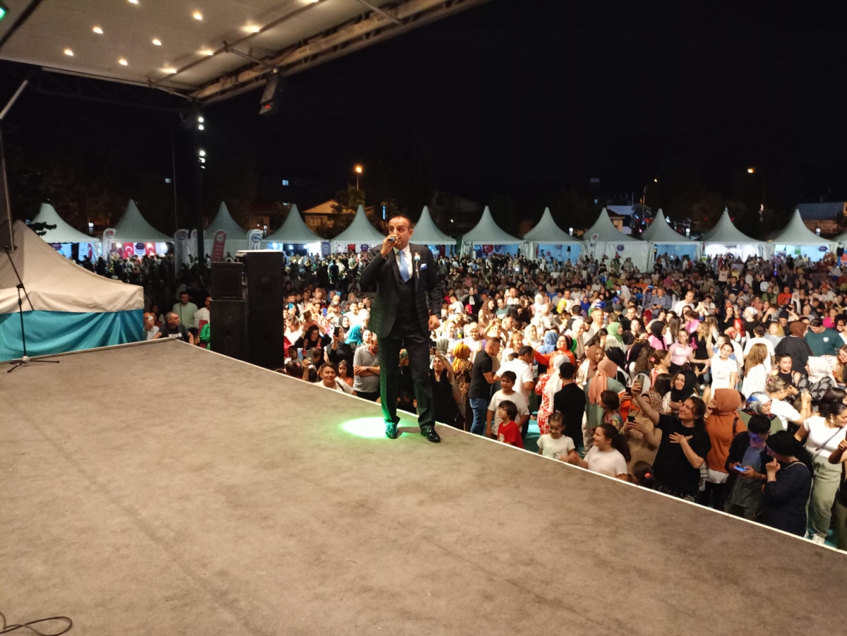 Oflu KADİR Sakarya Kültür Sanat Festivali kapsamında düzenlenen hemşeri buluşmaları Kafkas ve Karadeniz kültürünü Millet Bahçesinde Sakarya'yı Salladı, ( İŞTE GÜNÜN ÖNE ÇIKAN FOTOĞRAF KARELERİ )