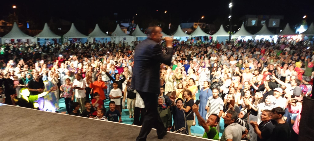 Oflu KADİR Sakarya Kültür Sanat Festivali kapsamında düzenlenen hemşeri buluşmaları Kafkas ve Karadeniz kültürünü Millet Bahçesinde Sakarya'yı Salladı, ( İŞTE GÜNÜN ÖNE ÇIKAN FOTOĞRAF KARELERİ )