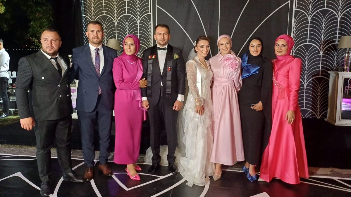 Sakarya’nın siyaset ve iş Dünyası, İlter ve Mercan ailelerinin rüya gibi düğününde buluştu ( GÜNÜN ÖNE ÇIKAN HATIRA FOTOĞRAF KARELERİ )