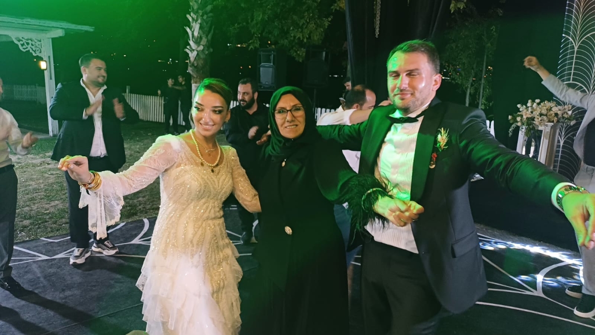 Sakarya’nın siyaset ve iş Dünyası, İlter ve Mercan ailelerinin rüya gibi düğününde buluştu ( GÜNÜN ÖNE ÇIKAN HATIRA FOTOĞRAF KARELERİ )