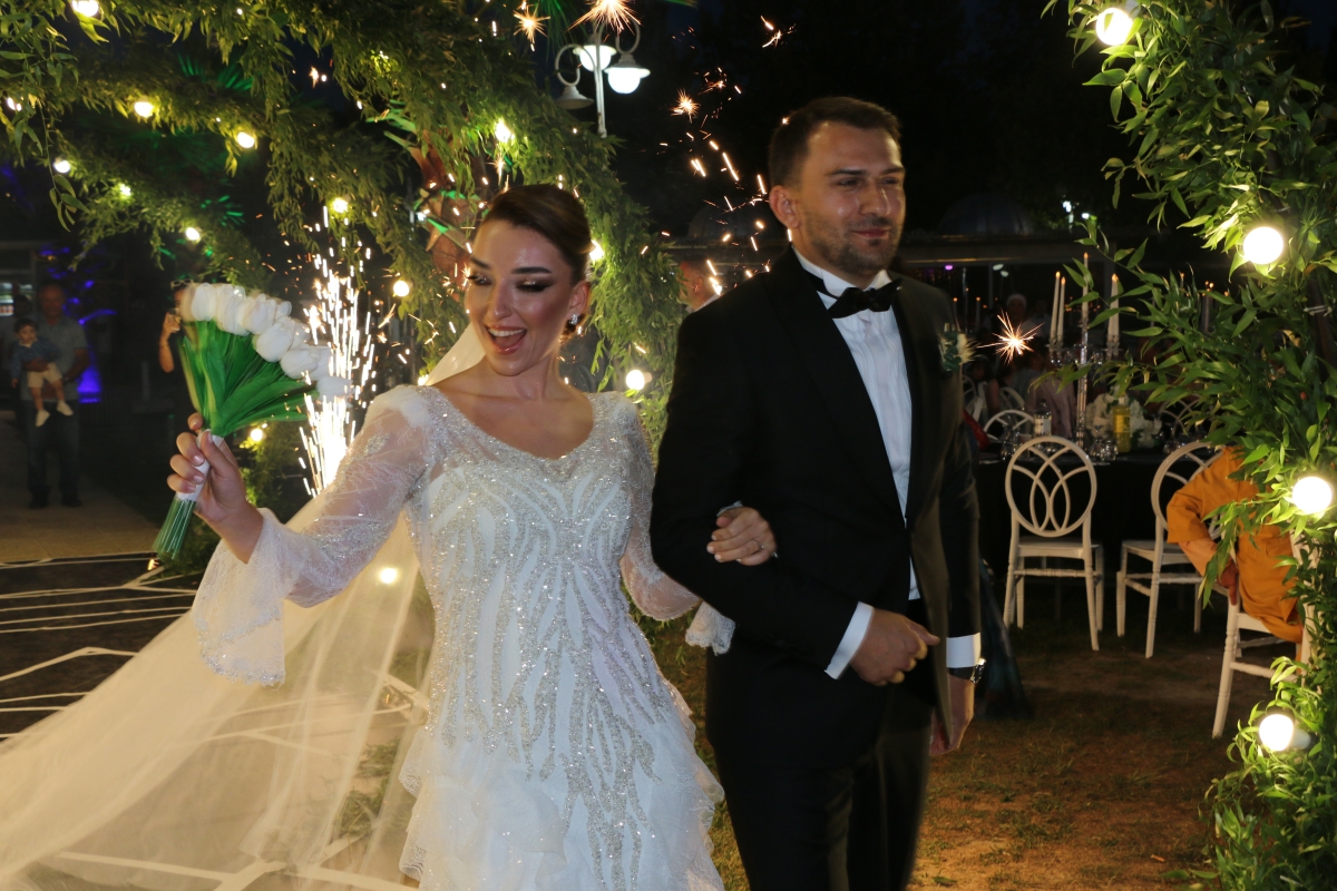 Sakarya’nın siyaset ve iş Dünyası, İlter ve Mercan ailelerinin rüya gibi düğününde buluştu ( GÜNÜN ÖNE ÇIKAN HATIRA FOTOĞRAF KARELERİ )