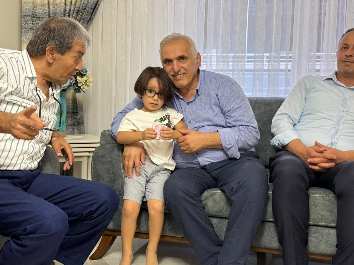 AK Parti Sakarya Sosyal Politikalar Birim Başkanlığının koordinesinde Akyazı İlçesi’nde eş zamanlı bir saha çalışmasına imza atıldı. ( İŞTE GÜNÜN ÖNE ÇIKAN FOTOĞRAF KARELERİ )