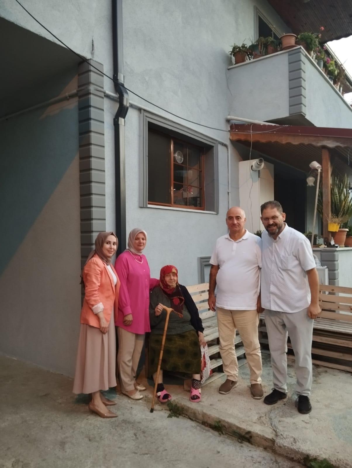 AK Parti Sakarya Sosyal Politikalar Birim Başkanlığının koordinesinde Akyazı İlçesi’nde eş zamanlı bir saha çalışmasına imza atıldı. ( İŞTE GÜNÜN ÖNE ÇIKAN FOTOĞRAF KARELERİ )