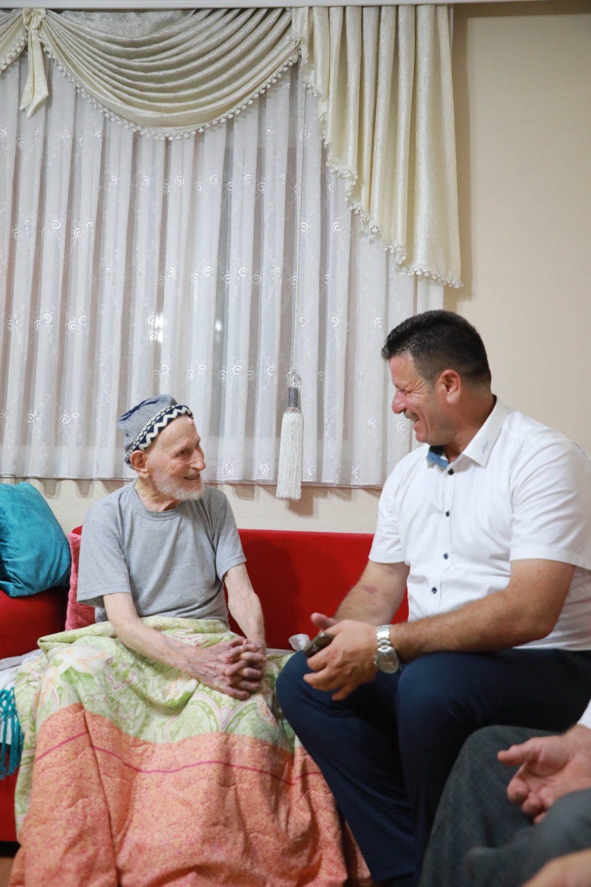 AK Parti Sakarya Sosyal Politikalar Birim Başkanlığının koordinesinde Akyazı İlçesi’nde eş zamanlı bir saha çalışmasına imza atıldı. ( İŞTE GÜNÜN ÖNE ÇIKAN FOTOĞRAF KARELERİ )