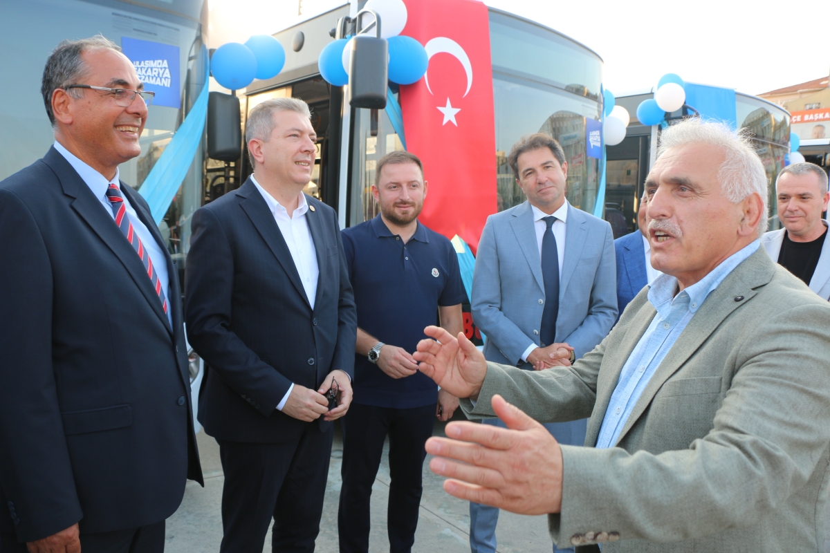 Büyükşehir Belediyesi, Sakarya’nın ulaşımında milat olacak bir yatırımı hayata geçirdi. Başkan Yusuf Alemdar’ın müjdesini verdiği biri %100 elektrikli olmak üzere 23 son teknoloji otobüs ile 1 adet metrobüs Demokrasi Meydanı’