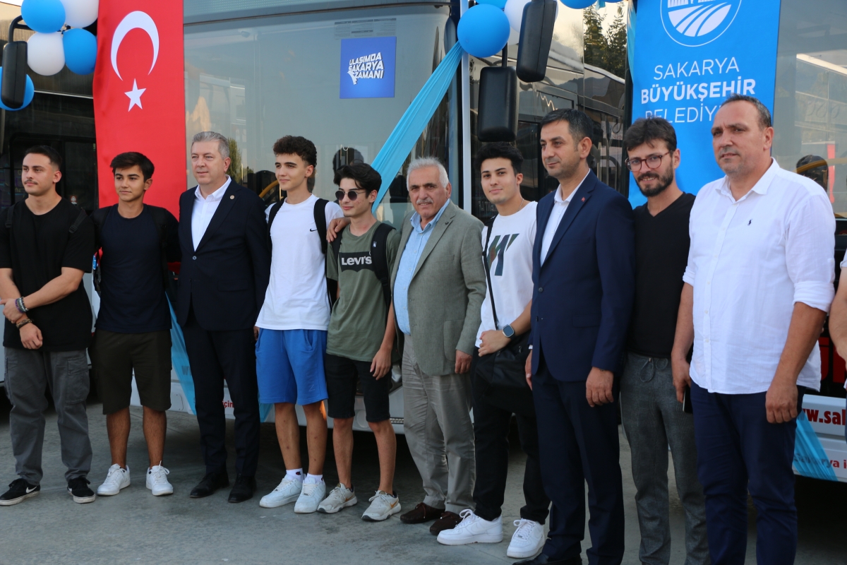 Büyükşehir Belediyesi, Sakarya’nın ulaşımında milat olacak bir yatırımı hayata geçirdi. Başkan Yusuf Alemdar’ın müjdesini verdiği biri %100 elektrikli olmak üzere 23 son teknoloji otobüs ile 1 adet metrobüs Demokrasi Meydanı’