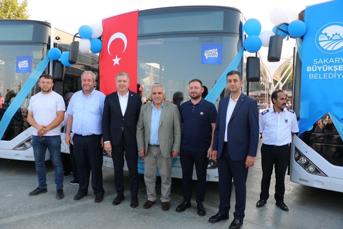 Büyükşehir Belediyesi, Sakarya’nın ulaşımında milat olacak bir yatırımı hayata geçirdi. Başkan Yusuf Alemdar’ın müjdesini verdiği biri %100 elektrikli olmak üzere 23 son teknoloji otobüs ile 1 adet metrobüs Demokrasi Meydanı’