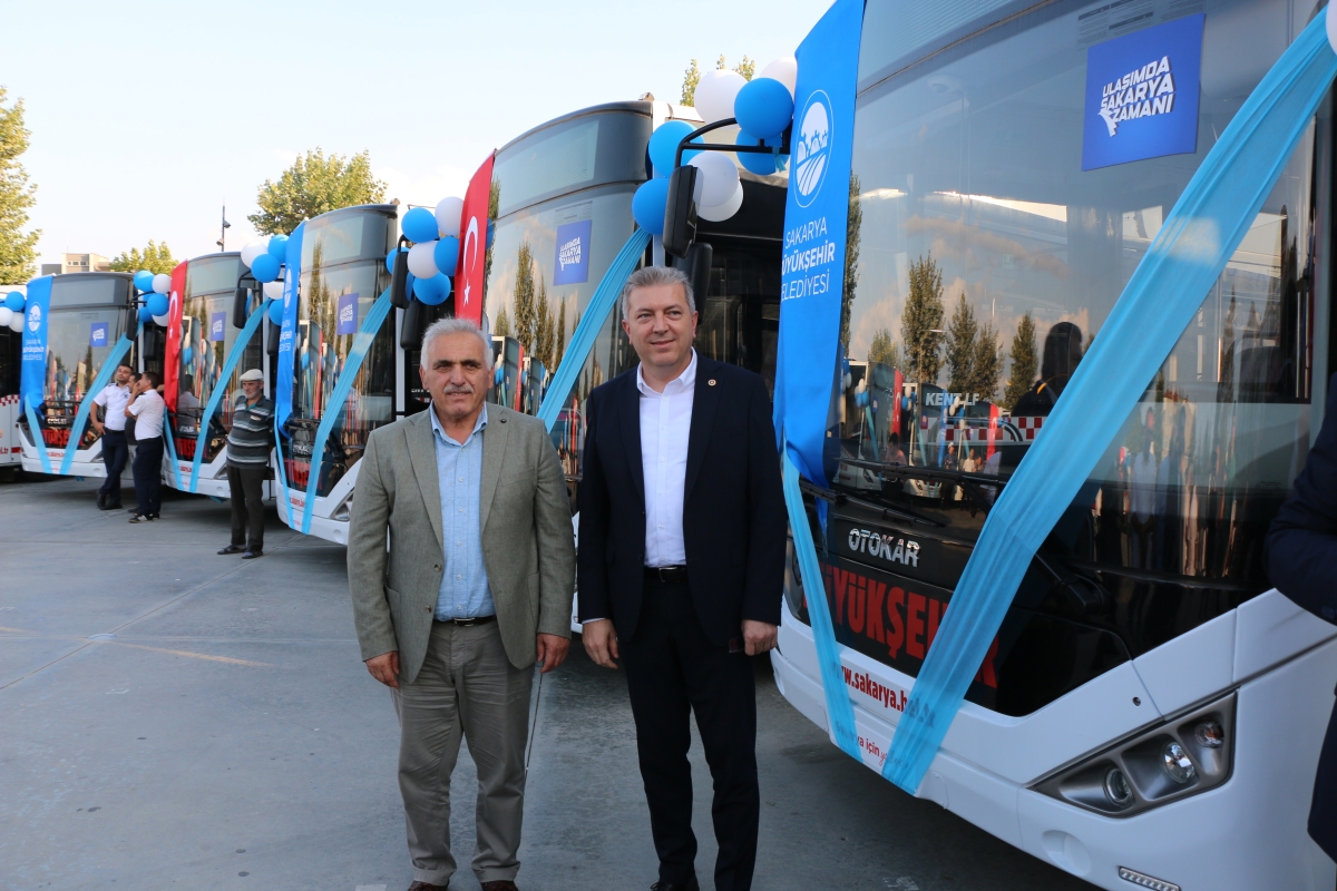 Büyükşehir Belediyesi, Sakarya’nın ulaşımında milat olacak bir yatırımı hayata geçirdi. Başkan Yusuf Alemdar’ın müjdesini verdiği biri %100 elektrikli olmak üzere 23 son teknoloji otobüs ile 1 adet metrobüs Demokrasi Meydanı’
