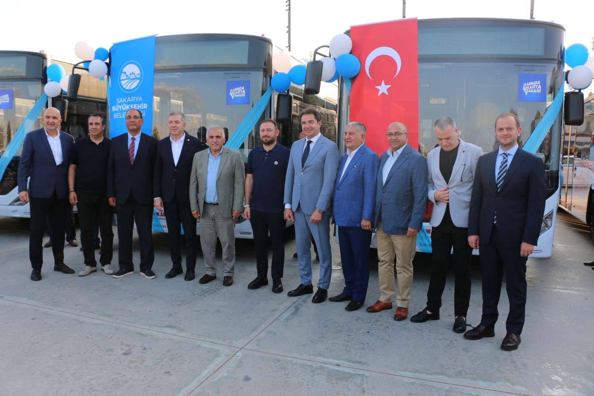 Büyükşehir Belediyesi, Sakarya’nın ulaşımında milat olacak bir yatırımı hayata geçirdi. Başkan Yusuf Alemdar’ın müjdesini verdiği biri %100 elektrikli olmak üzere 23 son teknoloji otobüs ile 1 adet metrobüs Demokrasi Meydanı’