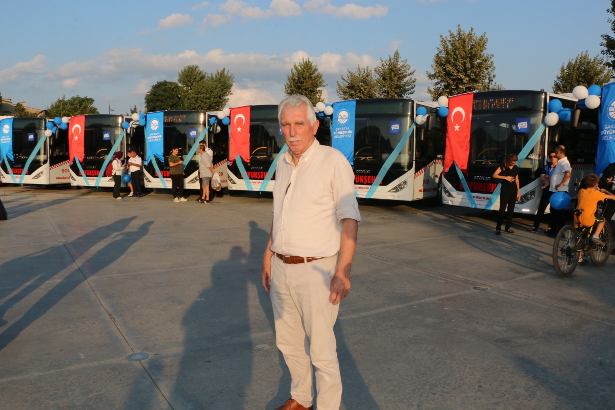 Büyükşehir Belediyesi, Sakarya’nın ulaşımında milat olacak bir yatırımı hayata geçirdi. Başkan Yusuf Alemdar’ın müjdesini verdiği biri %100 elektrikli olmak üzere 23 son teknoloji otobüs ile 1 adet metrobüs Demokrasi Meydanı’
