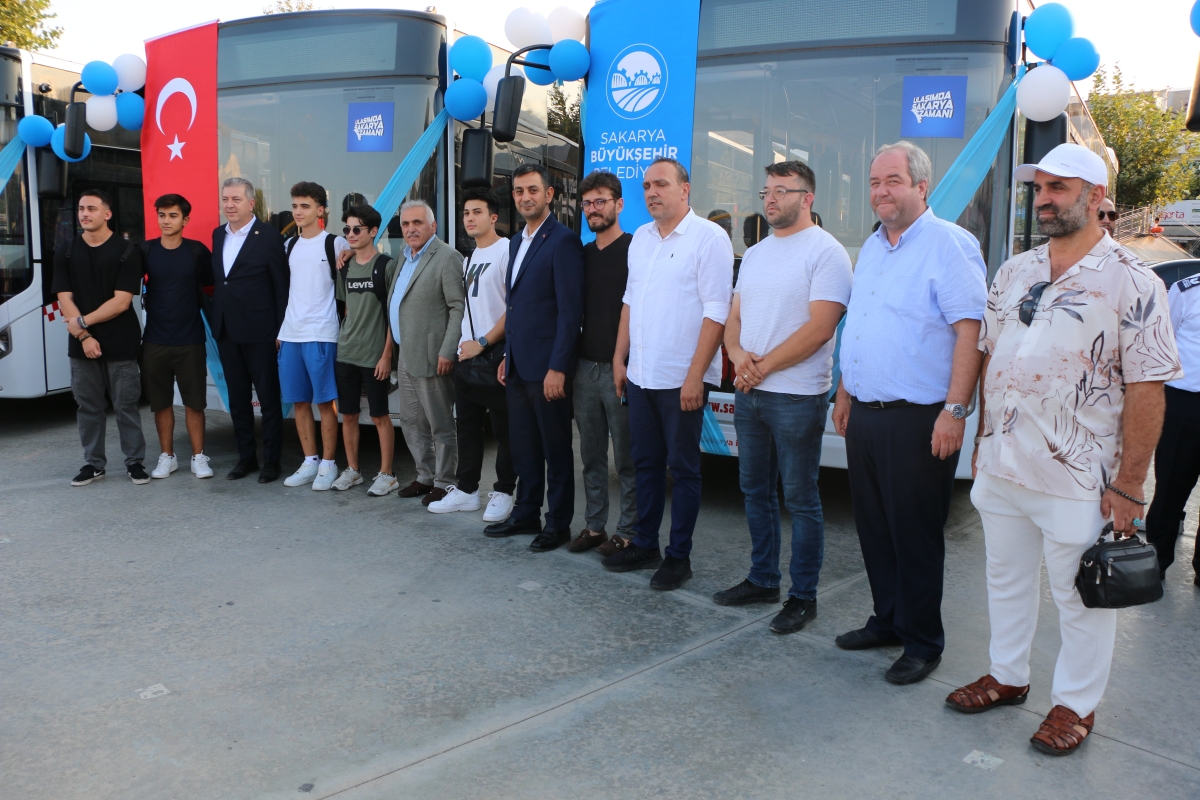 Büyükşehir Belediyesi, Sakarya’nın ulaşımında milat olacak bir yatırımı hayata geçirdi. Başkan Yusuf Alemdar’ın müjdesini verdiği biri %100 elektrikli olmak üzere 23 son teknoloji otobüs ile 1 adet metrobüs Demokrasi Meydanı’