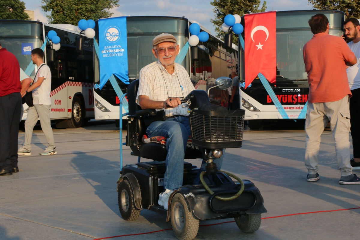 Büyükşehir Belediyesi, Sakarya’nın ulaşımında milat olacak bir yatırımı hayata geçirdi. Başkan Yusuf Alemdar’ın müjdesini verdiği biri %100 elektrikli olmak üzere 23 son teknoloji otobüs ile 1 adet metrobüs Demokrasi Meydanı’