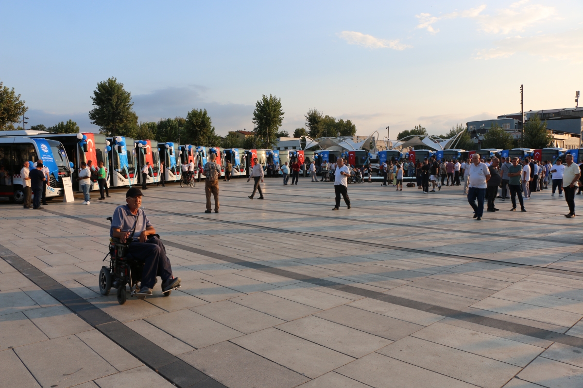 Büyükşehir Belediyesi, Sakarya’nın ulaşımında milat olacak bir yatırımı hayata geçirdi. Başkan Yusuf Alemdar’ın müjdesini verdiği biri %100 elektrikli olmak üzere 23 son teknoloji otobüs ile 1 adet metrobüs Demokrasi Meydanı’