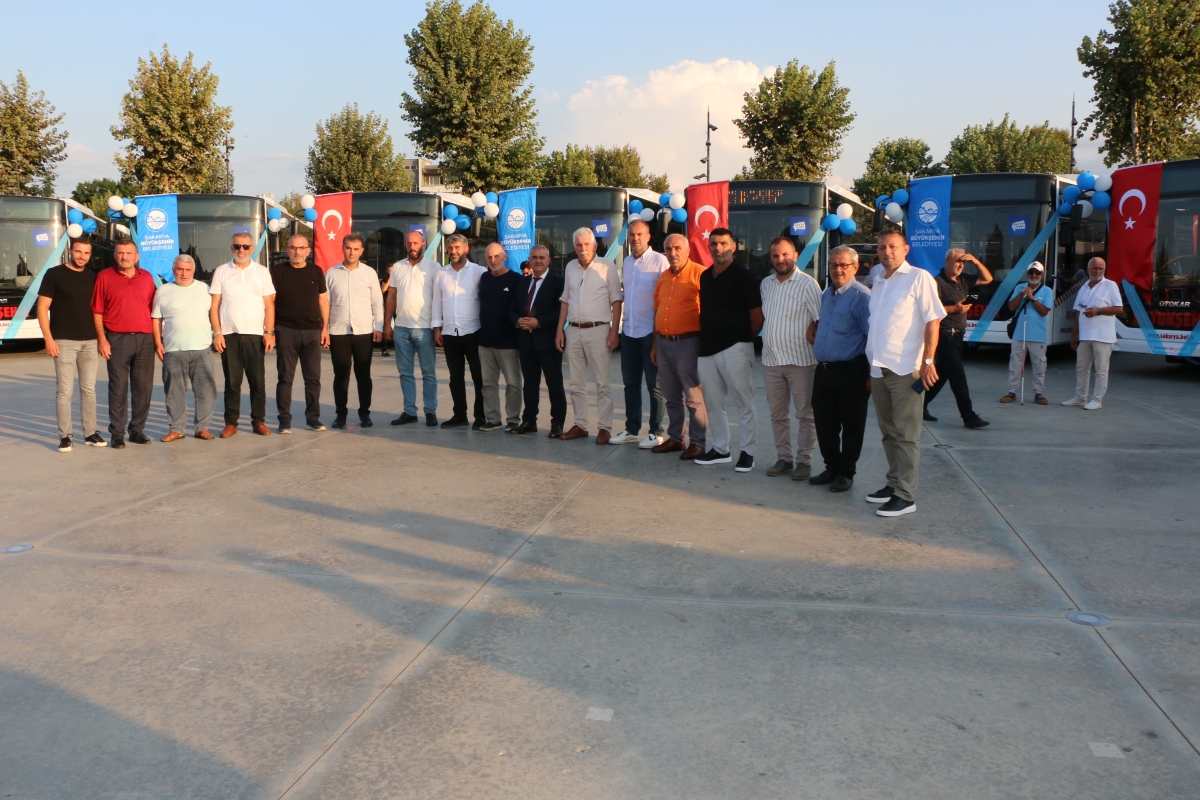 Büyükşehir Belediyesi, Sakarya’nın ulaşımında milat olacak bir yatırımı hayata geçirdi. Başkan Yusuf Alemdar’ın müjdesini verdiği biri %100 elektrikli olmak üzere 23 son teknoloji otobüs ile 1 adet metrobüs Demokrasi Meydanı’