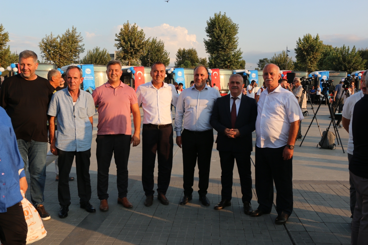 Büyükşehir Belediyesi, Sakarya’nın ulaşımında milat olacak bir yatırımı hayata geçirdi. Başkan Yusuf Alemdar’ın müjdesini verdiği biri %100 elektrikli olmak üzere 23 son teknoloji otobüs ile 1 adet metrobüs Demokrasi Meydanı’