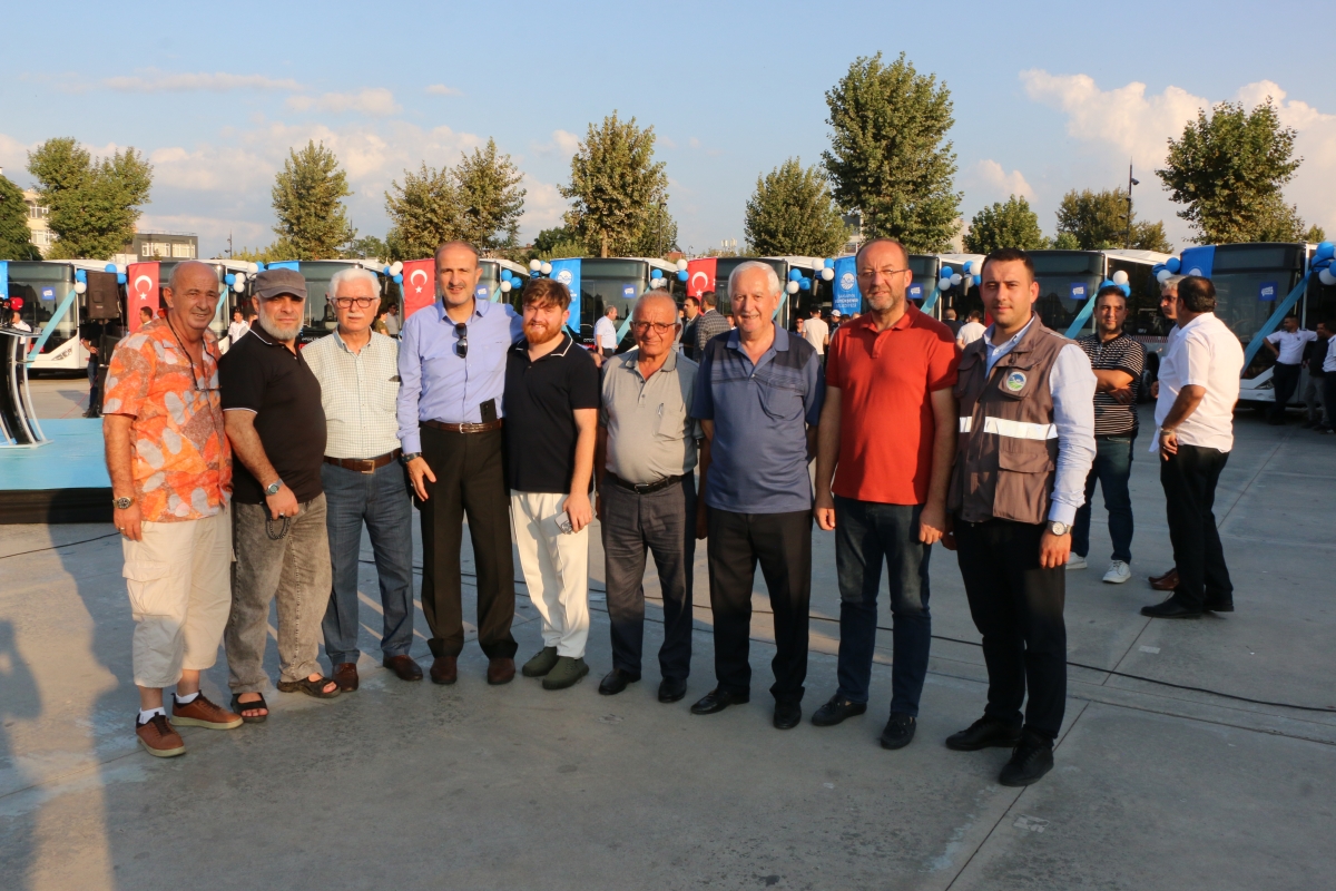 Büyükşehir Belediyesi, Sakarya’nın ulaşımında milat olacak bir yatırımı hayata geçirdi. Başkan Yusuf Alemdar’ın müjdesini verdiği biri %100 elektrikli olmak üzere 23 son teknoloji otobüs ile 1 adet metrobüs Demokrasi Meydanı’
