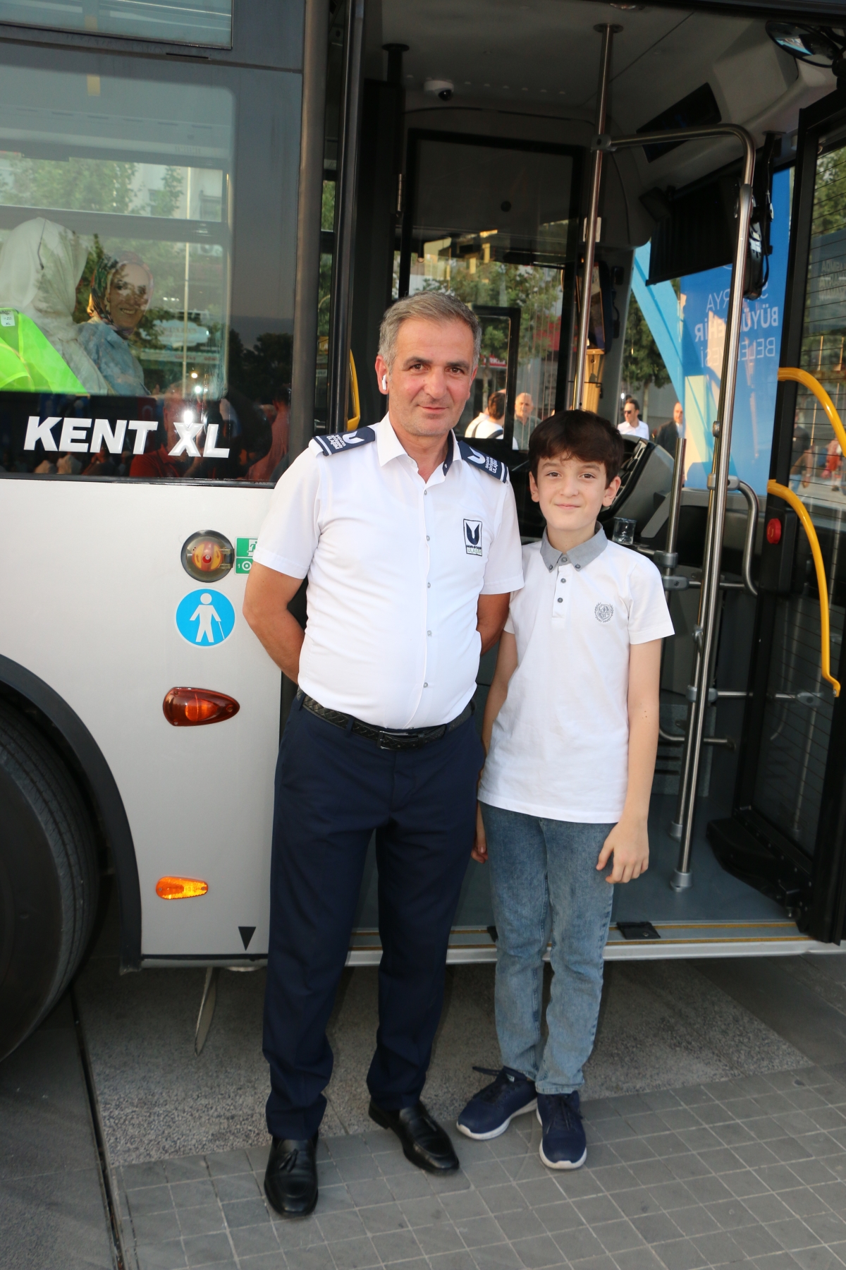 Büyükşehir Belediyesi, Sakarya’nın ulaşımında milat olacak bir yatırımı hayata geçirdi. Başkan Yusuf Alemdar’ın müjdesini verdiği biri %100 elektrikli olmak üzere 23 son teknoloji otobüs ile 1 adet metrobüs Demokrasi Meydanı’