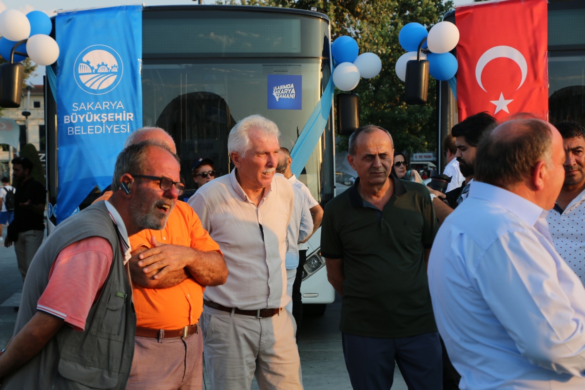 Büyükşehir Belediyesi, Sakarya’nın ulaşımında milat olacak bir yatırımı hayata geçirdi. Başkan Yusuf Alemdar’ın müjdesini verdiği biri %100 elektrikli olmak üzere 23 son teknoloji otobüs ile 1 adet metrobüs Demokrasi Meydanı’